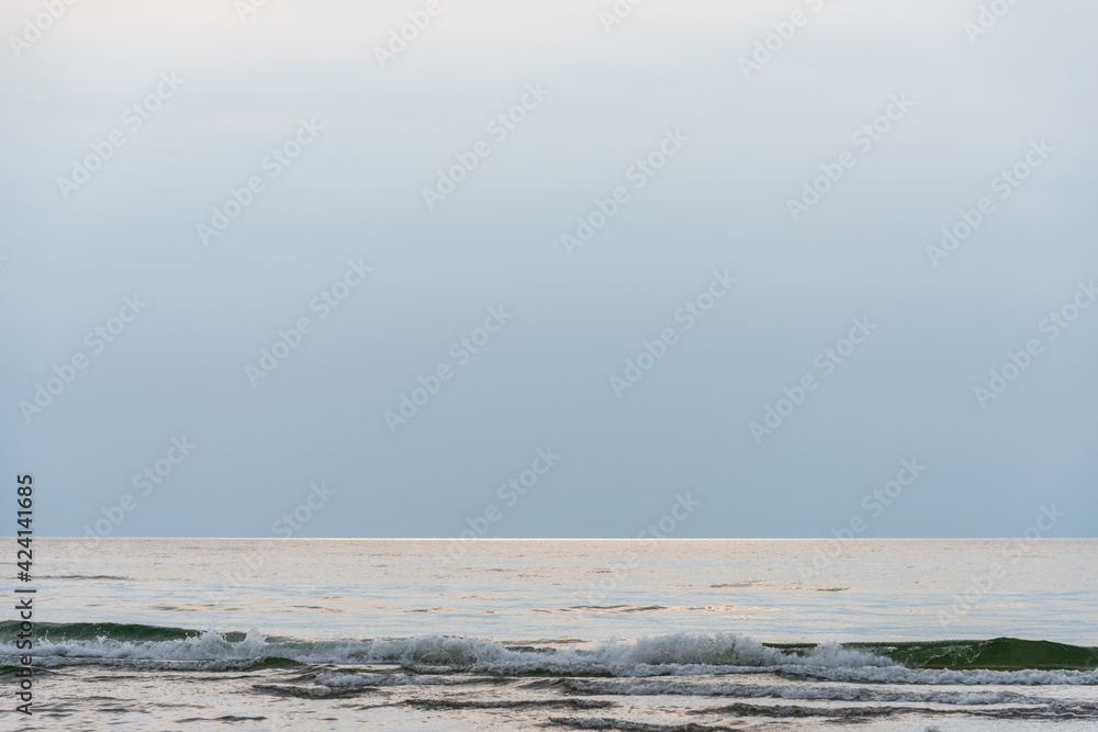 Hintergrund aus Meer, Wellen, Horizont und Himmel mit Farbverlauf Hintergrund aus Meer, Wellen, Horizont und Himmel mit Farbverlauf