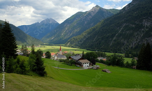 Beautiful alpine landscape with green meadows, alpine cottages and mountain peaks, Lechtal, Lech, Austria © Mathieu