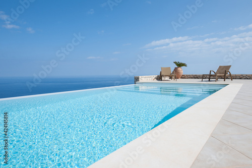 Fotografiet Luxury house with infinity pool over the ocean.
