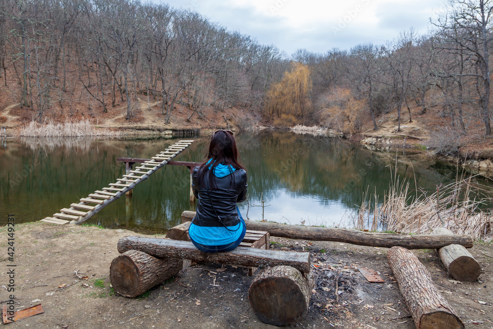Obraz premium Lake with a wooden ladder in autumn in the forest