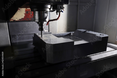 Metal processing with CNC machines and simultaneous cooling photo