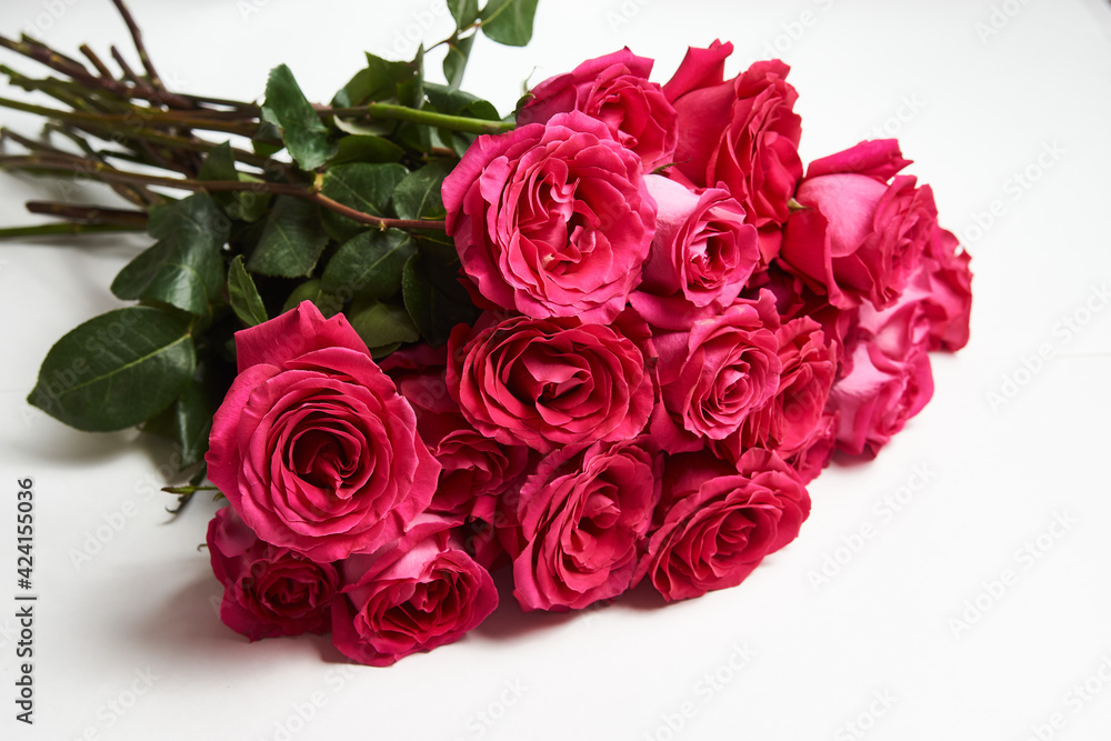 Obraz premium Bouquet of pink roses on white background with copy space