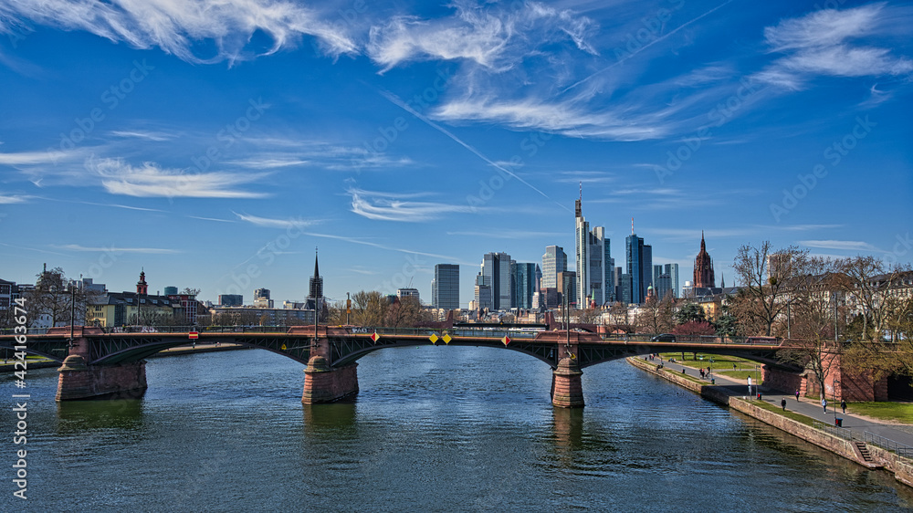 Frankfurt Skyline mit Wolken
