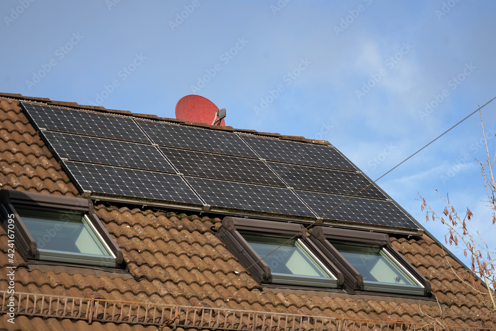 Fototapeta premium Solarpanele auf Wohnhaus