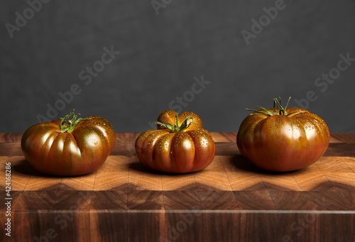 Bio Organic Schwarze Krim Tomaten auf Holz