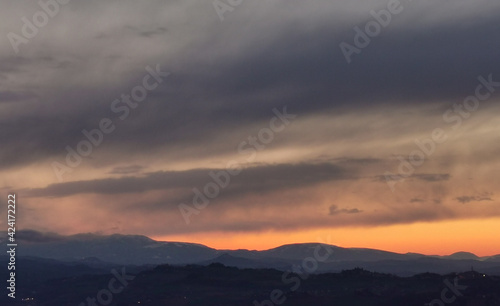 Tramonto sui monti le valli e le colline dell’Appennino marchigiano © GjGj