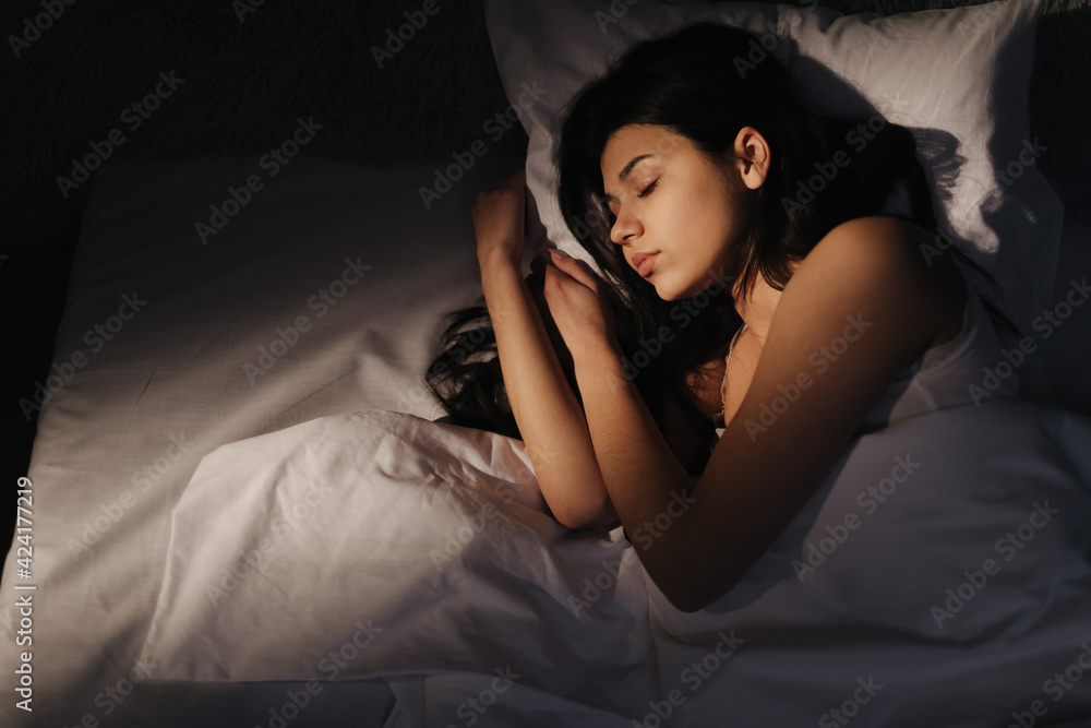 Woman sleeping in bed - obrazy, fototapety, plakaty 