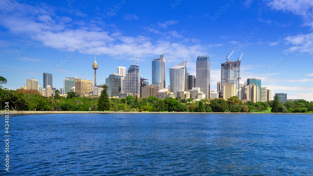 Obraz premium Panoramic view of Sydney Harbour NSW Australia on a nice sunny and partly cloudy Morning 