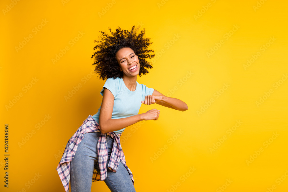 afvisning sikkerhed Countryside Photo of charming shiny dark skin curly woman dressed blue t-shirt dancing  isolated yellow color background Stock 写真 | Adobe Stock