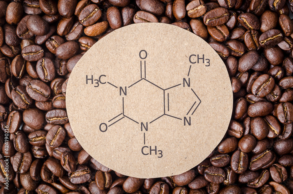 Structural chemical formula of caffeine molecule with roasted coffee beans. - obrazy, fototapety, plakaty 