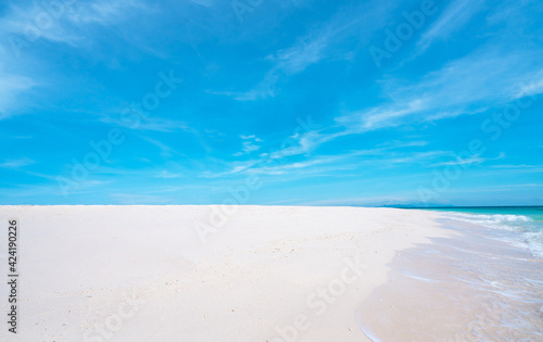 Fototapeta Naklejka Na Ścianę i Meble -  Beautiful beach and tropical sea,Krabi, Thailand .Tropical landscape