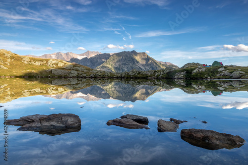 Bivouac au Lac de la Coche , Paysage de la Chaîne de Belledonne en été , Isère , Alpes France