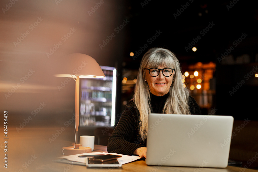 © Johnér - Mature businesswoman in cafe © Johnér - Mature businesswoman in cafe