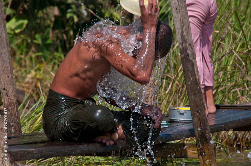 Inle Lake morning shower Myanmar - obrazy, fototapety, plakaty 