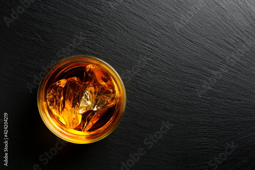 Slika na platnu whiskey on black stone