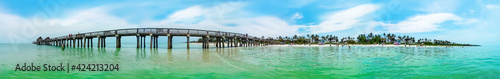 Fotografie Tourists enjoying the Vanderbilt beach in Naples, Florida.