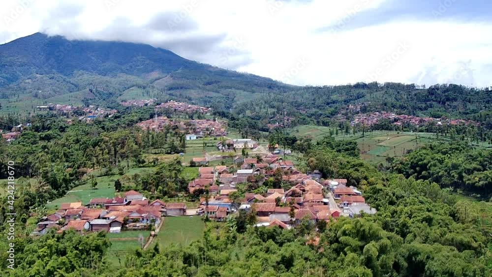 Drone videos, mountain village views showing people's homes and large green trees Drone videos, mountain village views showing people's homes and large green trees