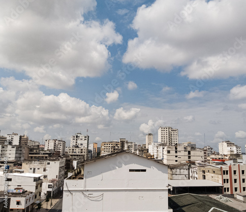 Ciudad de fondo con un cielo azul. edificios de fondo. urbanismo. guayaquil © JuanM