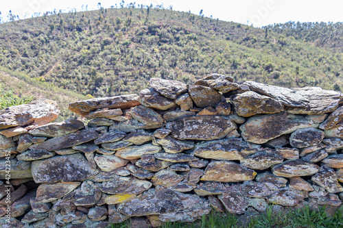 'Dry stone' or 'dry wall' wall. Characterized by the use of uncut stone in the construction of architectural structures for agricultural, livestock activities and housing in Huelva mountains
