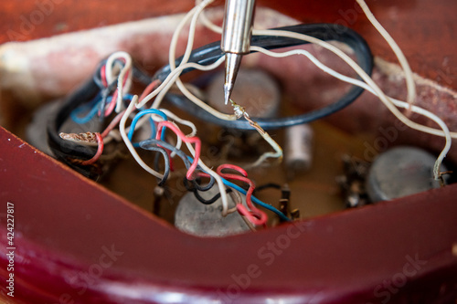Naprawa starej elektroniki w gitarze elektrycznej. Lutowanie przewodów i kabli w gitarach