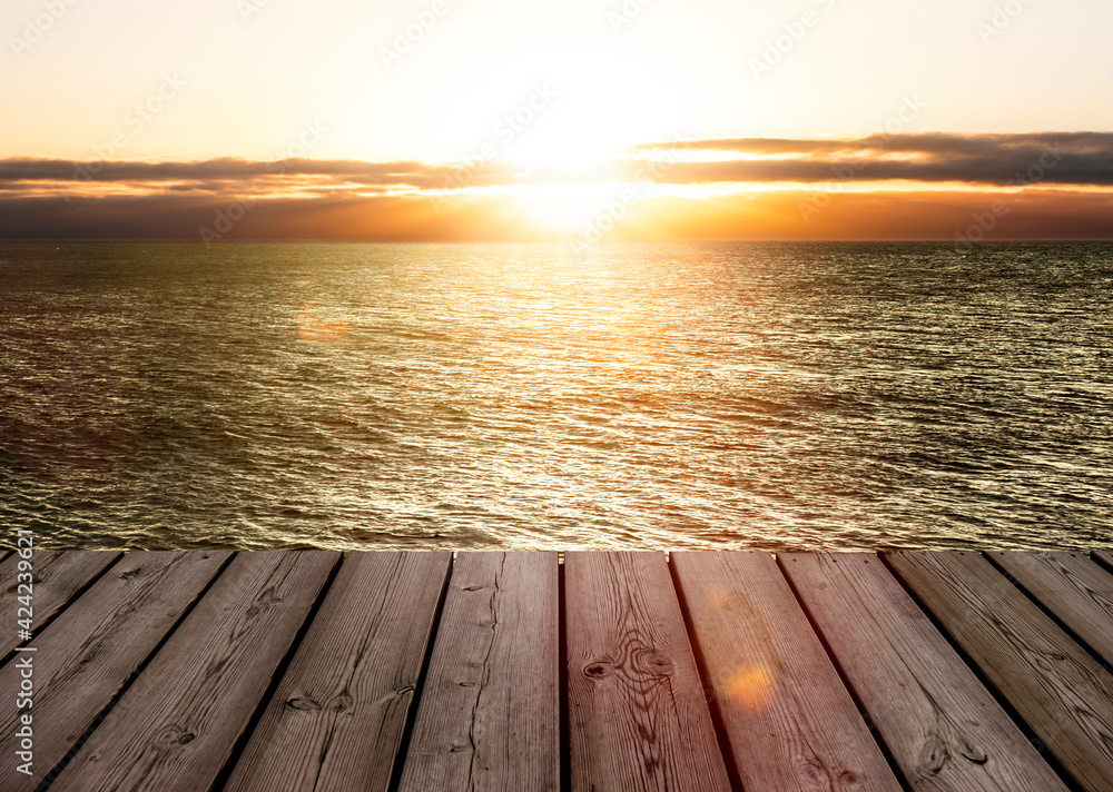Sonneuntergang über dem Meer von einer Veranda aus gesehen