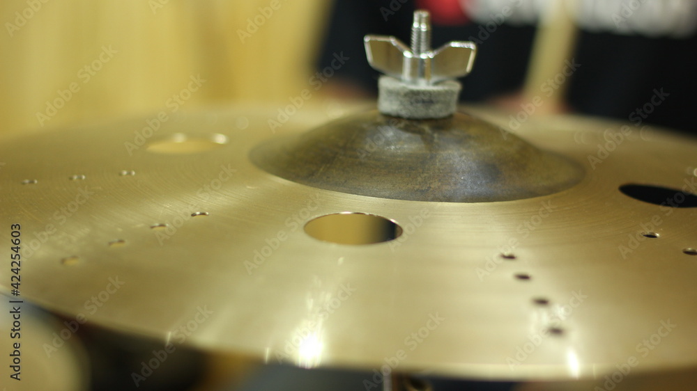 Obraz premium prato de bateria com furos