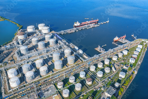 Oil terminal with a pier an...
