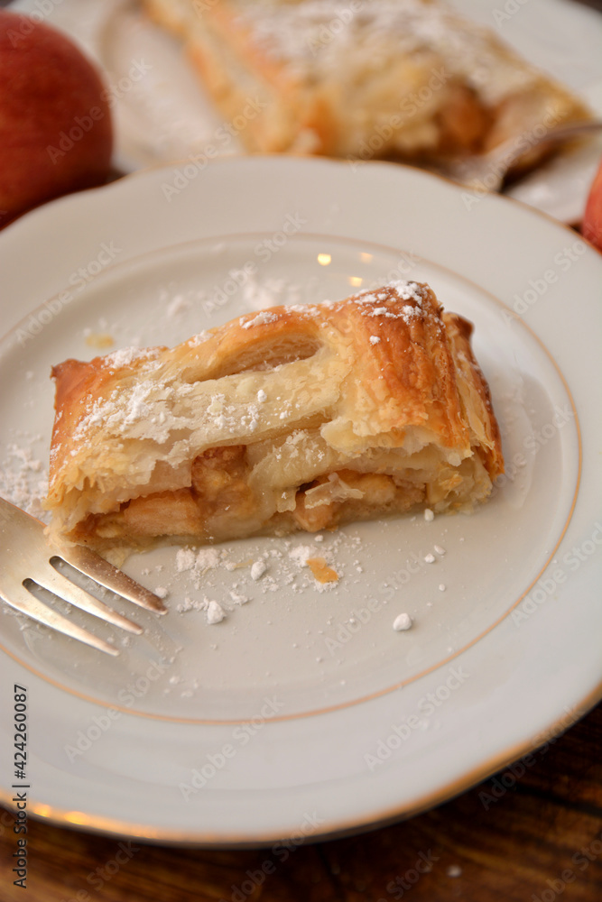 torta strudel di mele dolce  tipico dell'Austria e sud Tirolo
