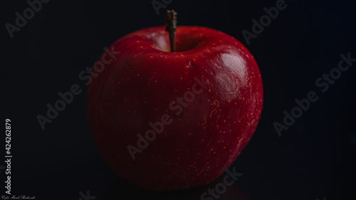 piękne czerwone jabłko na czarnym tle
