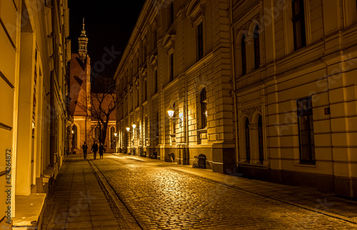 piękna uliczka na starym mieście oświetlona latarniami