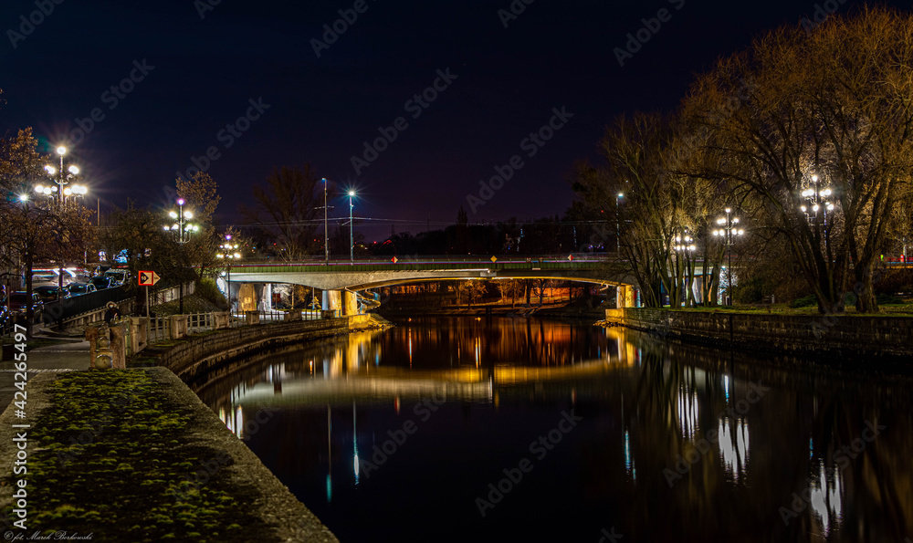 most na rzece Brda oświetlony latarniami 