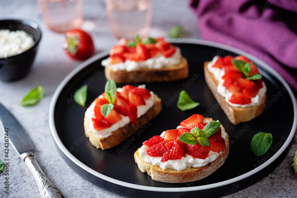 Strawberry ricotta sandwiches with mint leaves Strawberry ricotta sandwiches with mint leaves