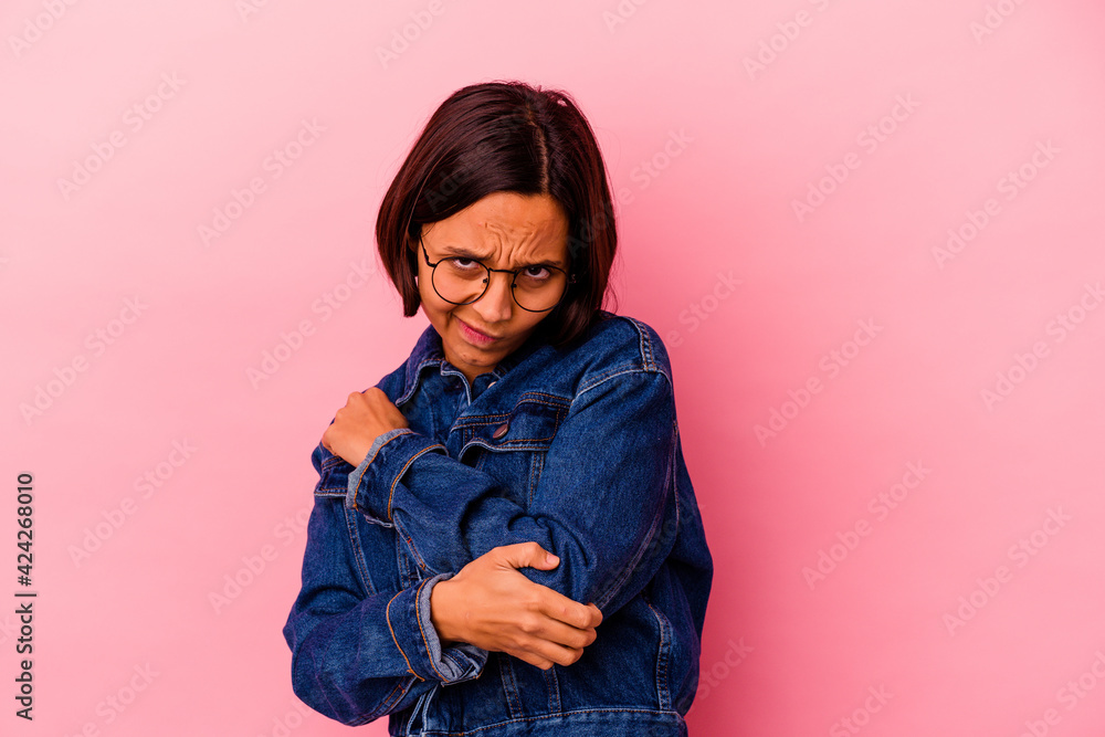 Obraz premium Young mixed race woman isolated on pink background confused, feels doubtful and unsure.
