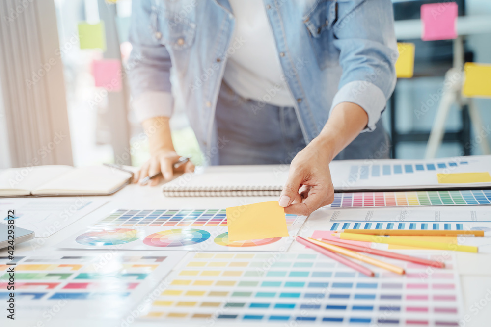 Diversity creative startup brainstorming with new project ideas plan.. Diversity creative startup brainstorming with new project ideas plan..