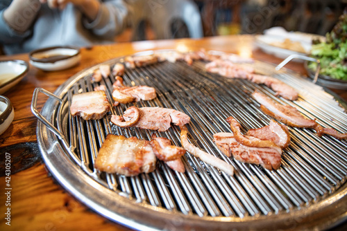 한국식 오리와 돼지 바베큐
