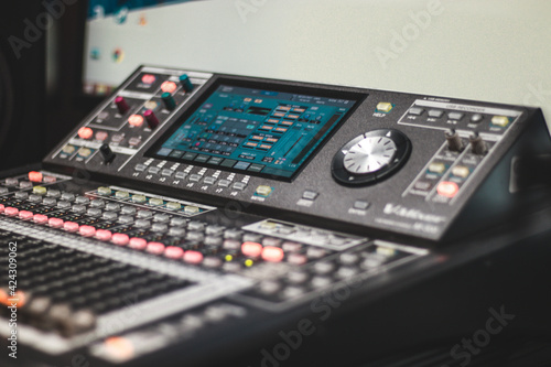 Detalle de mezcladora, micrófono y equipo profesional de audio y producción musical © Jose
