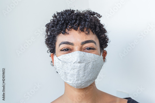 Jovem mulher brasileira posa para fotografia com máscara de proteção contra Covid 19, em Guarani, estado de Minas Gerais, Brasil photo