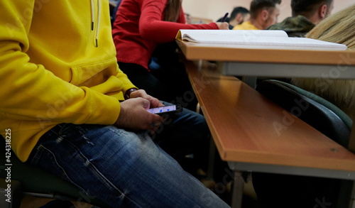 Foto student cheats on the class
