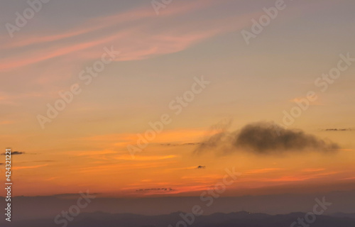 Cielo e nuvole al tramonto sopra le montagne dell’appennino © GjGj