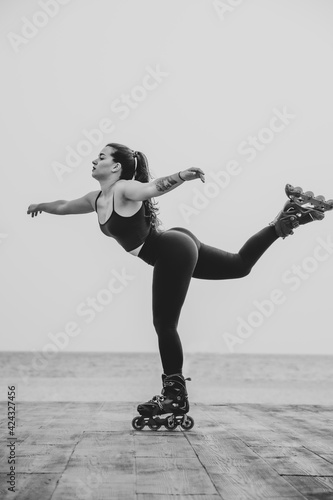 Mujer patinando con el mar de fondo