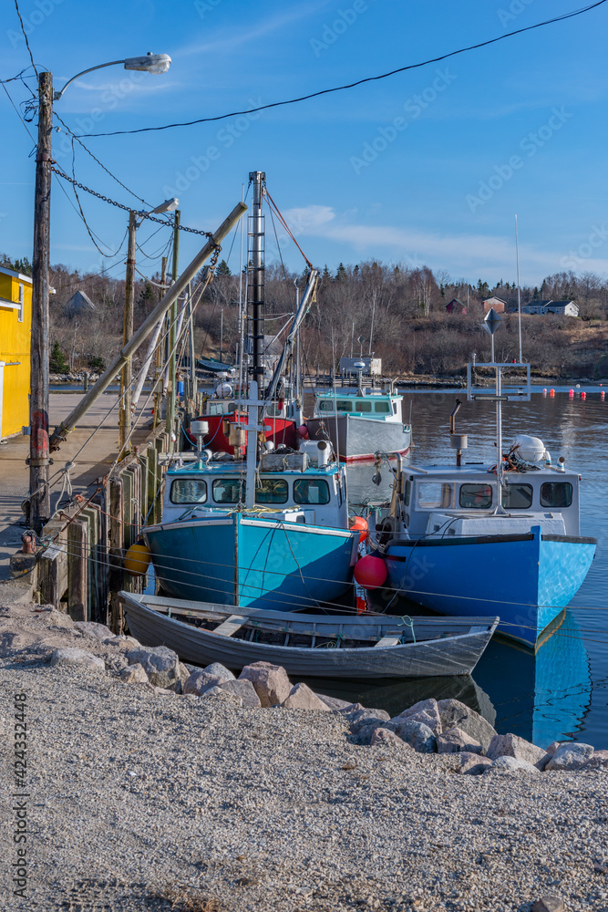 Φωτογραφία Lobster Fishing Boats shored up at low tide on a village wharf