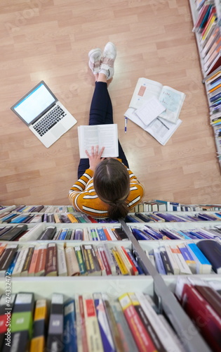 Fotografía the student uses a notebook and a school library
