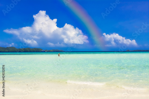 Fototapeta Naklejka Na Ścianę i Meble -  パラオの美しいサンゴ礁の海と虹
