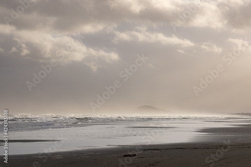 paisagem da praia de Itagrará, litoral norte de São Paulo. Final de tarde com praia vazia. 