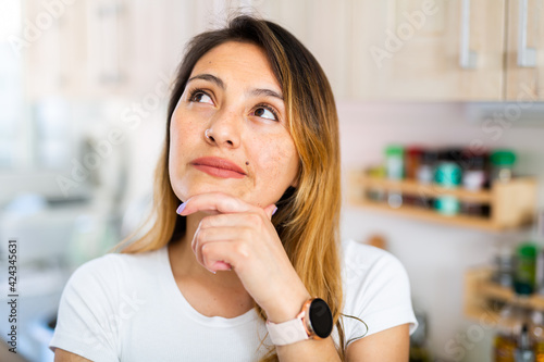 Foto Portrait of happy latino housewife in the kitchen closeup