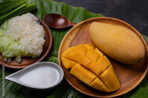 Fototapeta Naklejka Na Ścianę i Meble -  Mango sticky rice, coconut milk, popular food in Thailand