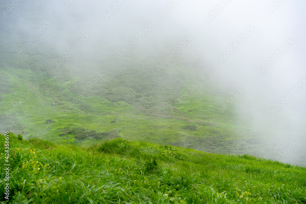 濃霧 晴れ間 ガス 月山 山形 登山 霊山 霊峰