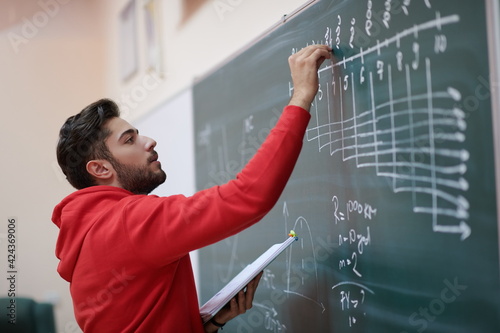 Obraz na płótnie the student does the task on the board