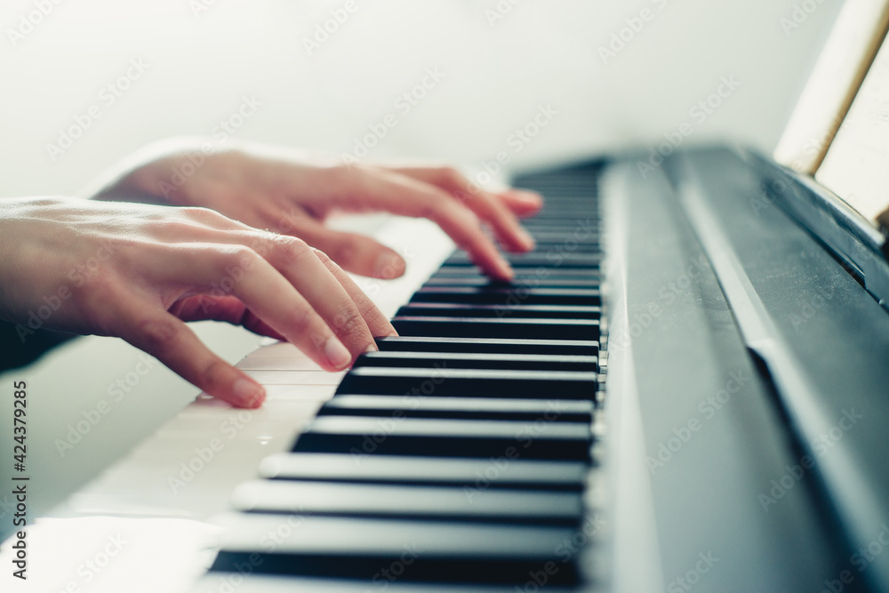 Obraz premium hands on the piano close-up