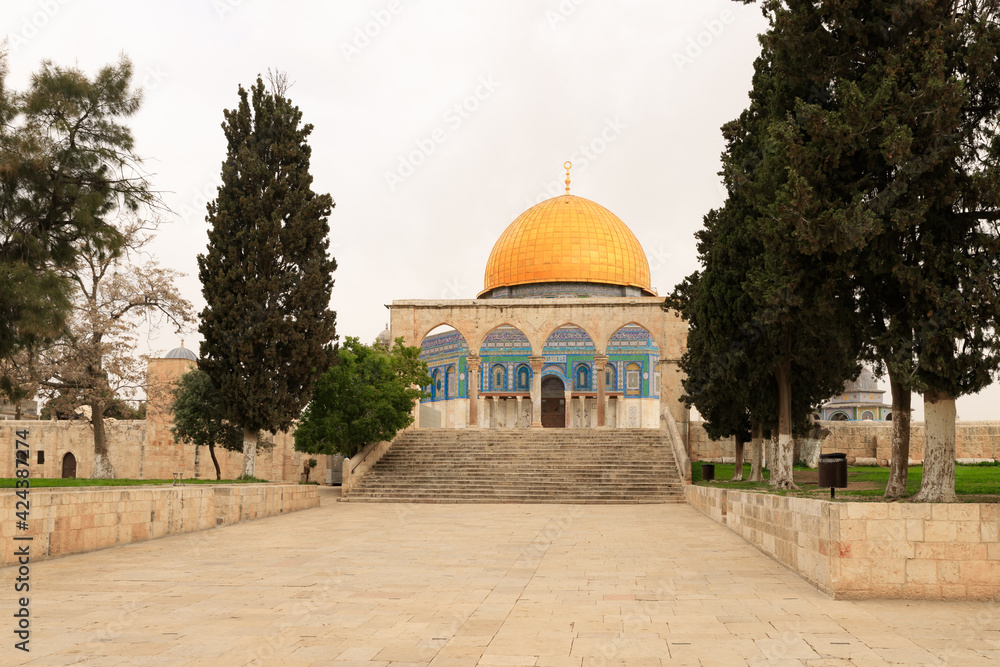 Fototapeta premium The Dome of the Rock on Temple Mount, in the old city of Jerusalem, in Israel